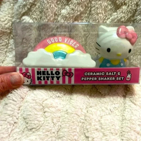 Hello Kitty Good Vibes salt and pepper shakers - Picture 1 of 5